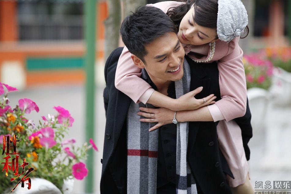 回顾女子开车追尾大哥,单手摸向大哥腰撒娇:私下解决什么都好说