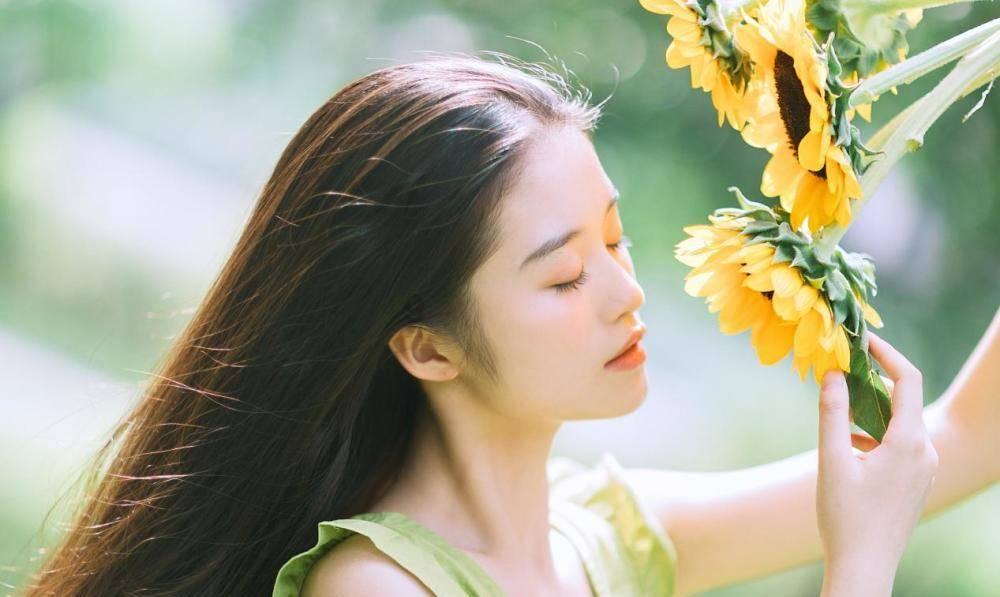 他对所有的女人都很随意，开玩笑什么的。唯独对我都是一本正经，甚至有时候不说话，说话也是语无伦次的？